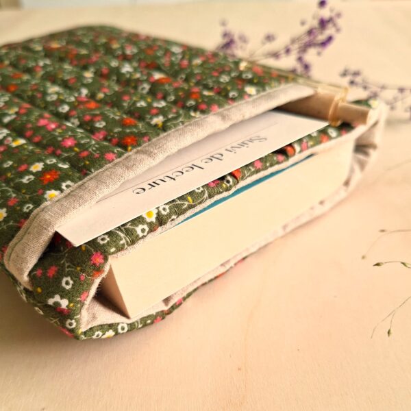 Housse de livre artisanale fleurie verte avec poche extérieure pour suivi de lecture