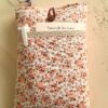 Housse de livre artisanale fleurie avec fermeture bouton et poche extérieure
